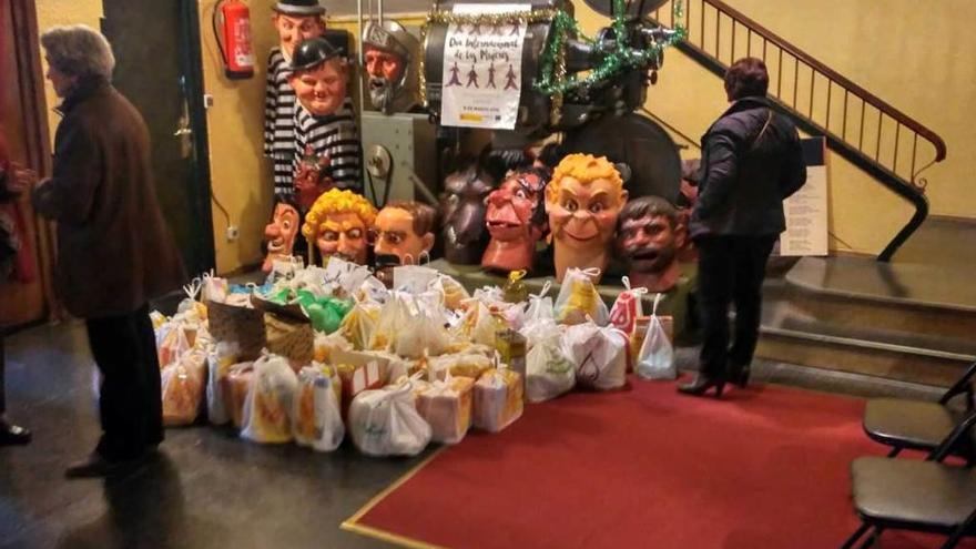 Paquetes de comida en el teatro Prendes.