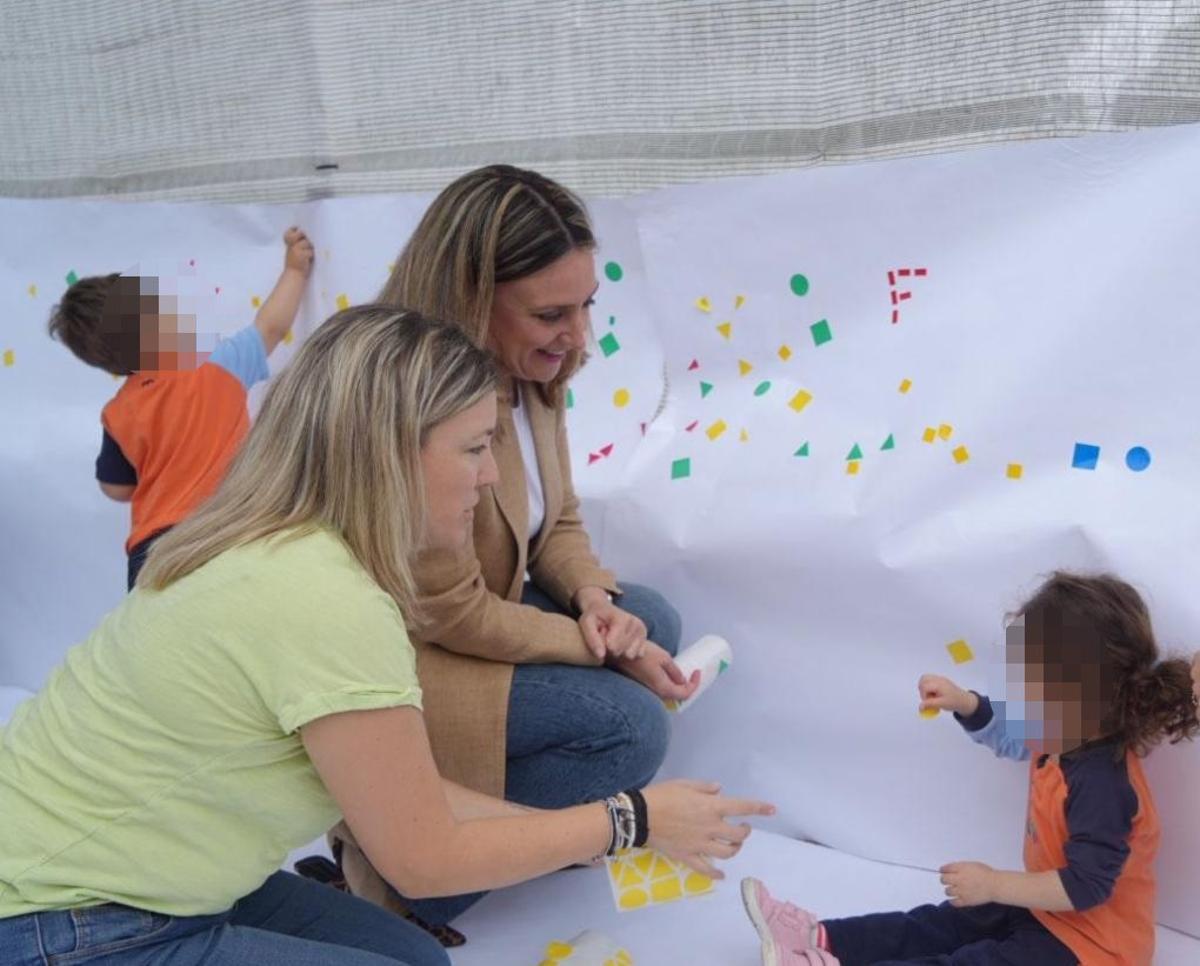 La consejera de Política Social, Familias e Igualdad, Conchita Ruiz, durante una visita a un Centro de Atención a la Infancia