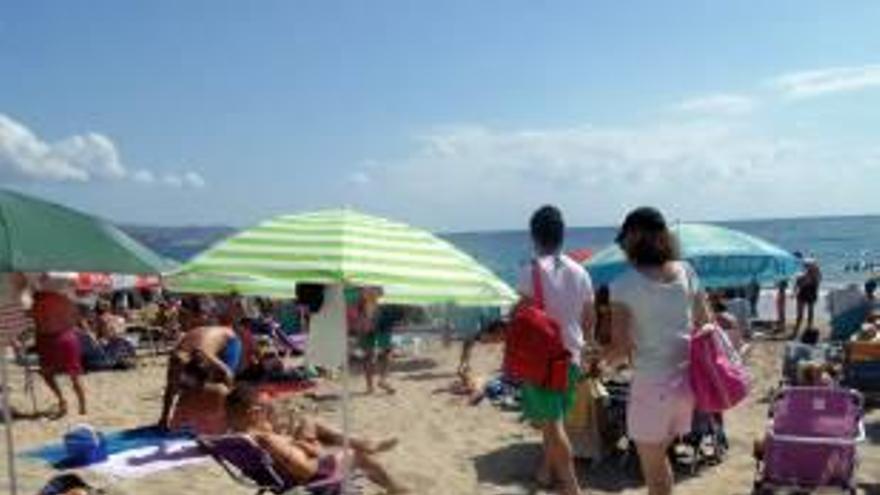 Los turistas ya llevan a la playa toallas XXL para ocupar más arena