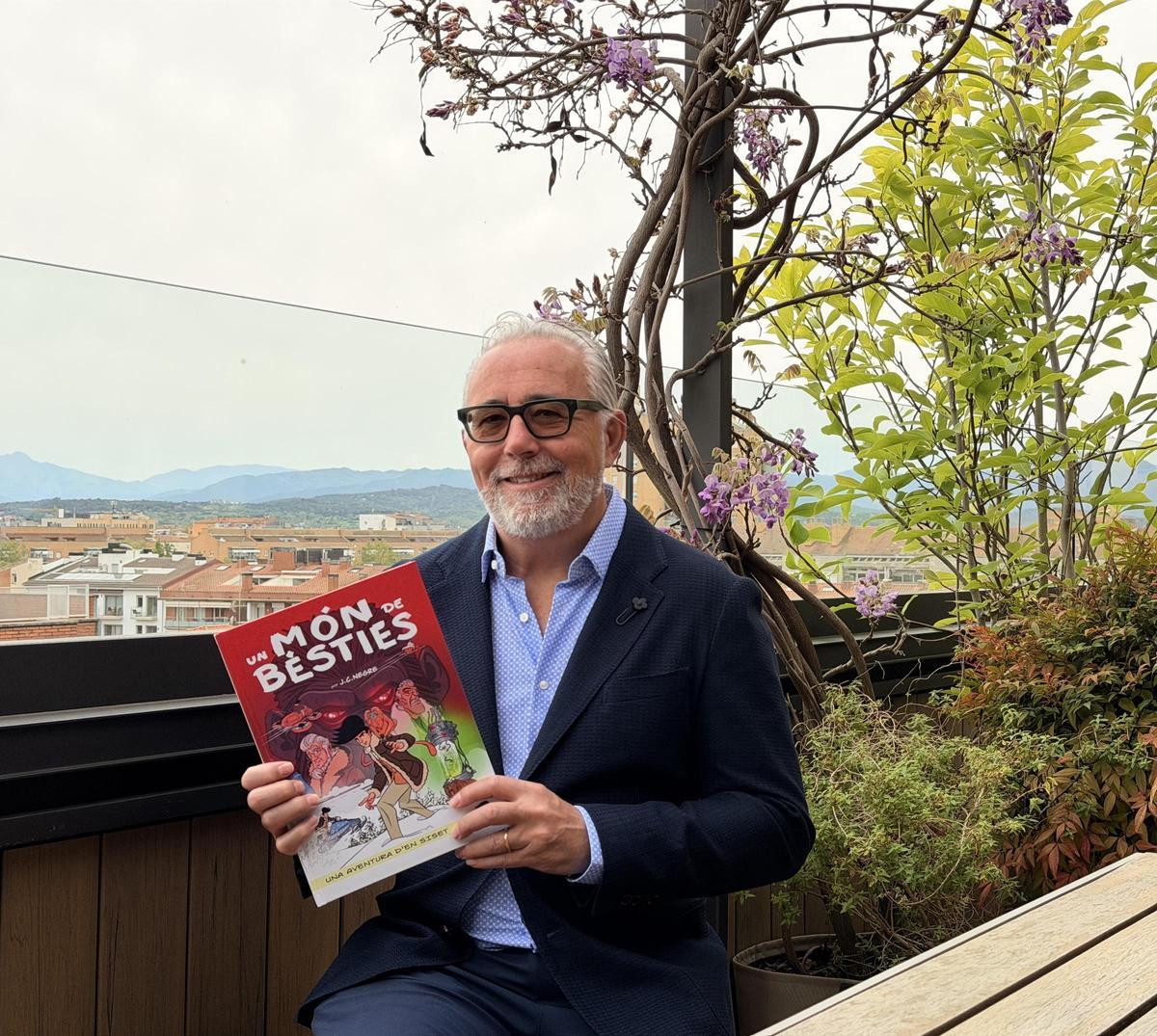 J.C. Negre amb el nou llibre.