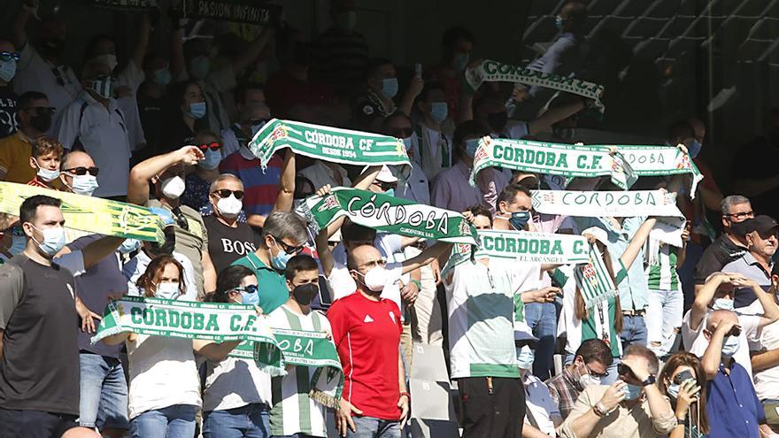 Aficionados asistentes al Córdoba CF-UD San Fernando