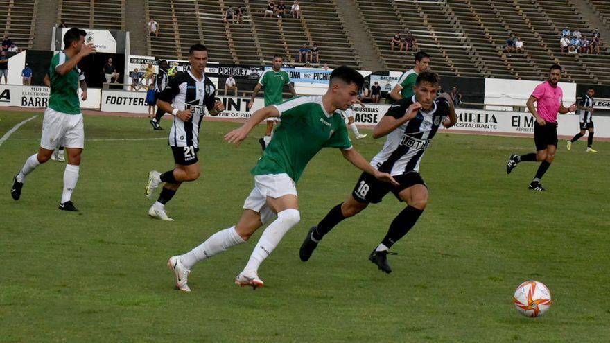 Luismi Redondo conduce el balón en el amistoso del Córdoba CF en La Línea, el pasado verano.