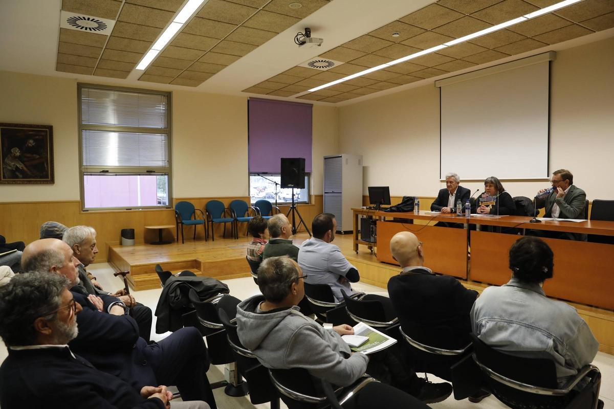 En la mesa, por la izquierda, Santiago García Granda, Raquel García y Juan Vázquez