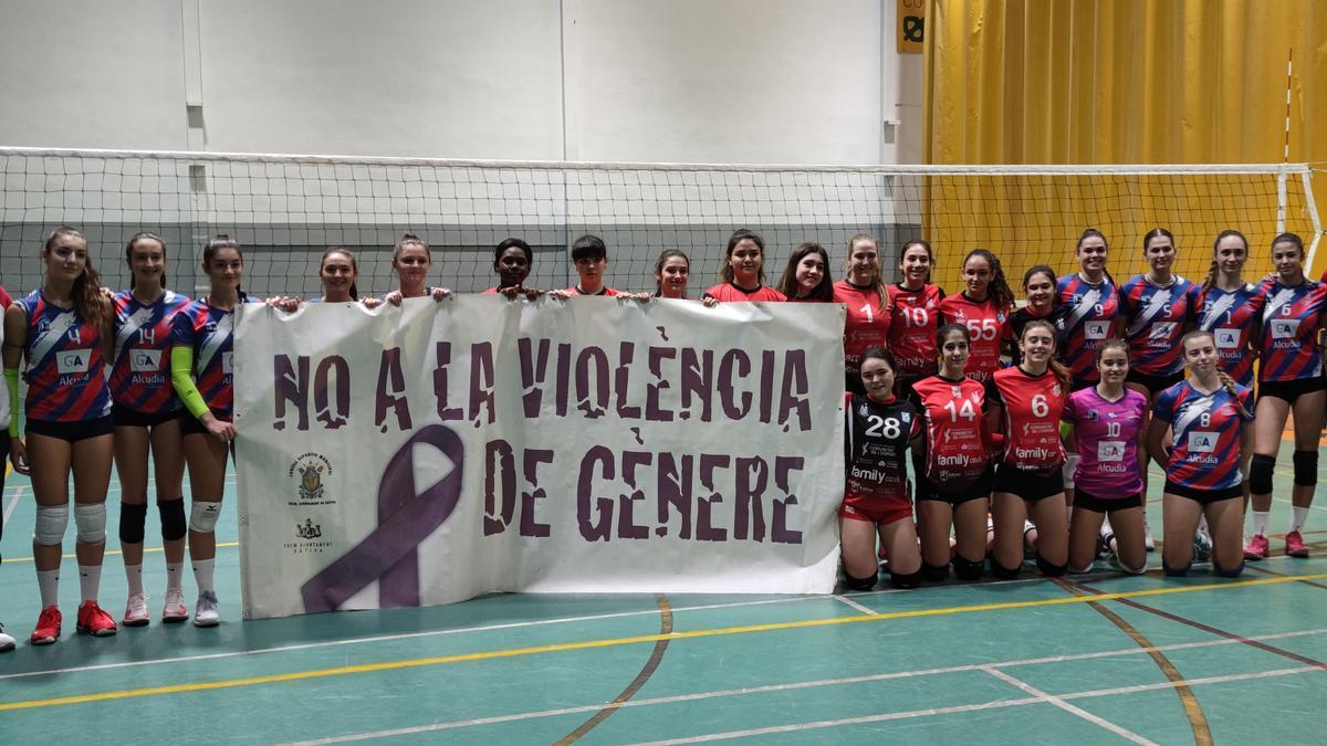 Jugadoras del Xàtiva voleibol apoyando la lucha contra la violencia de género.