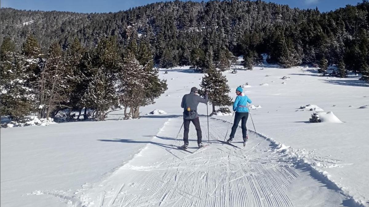 Dos esquiadors a les pistes d'Aransa en aquesta arrencada de temporada