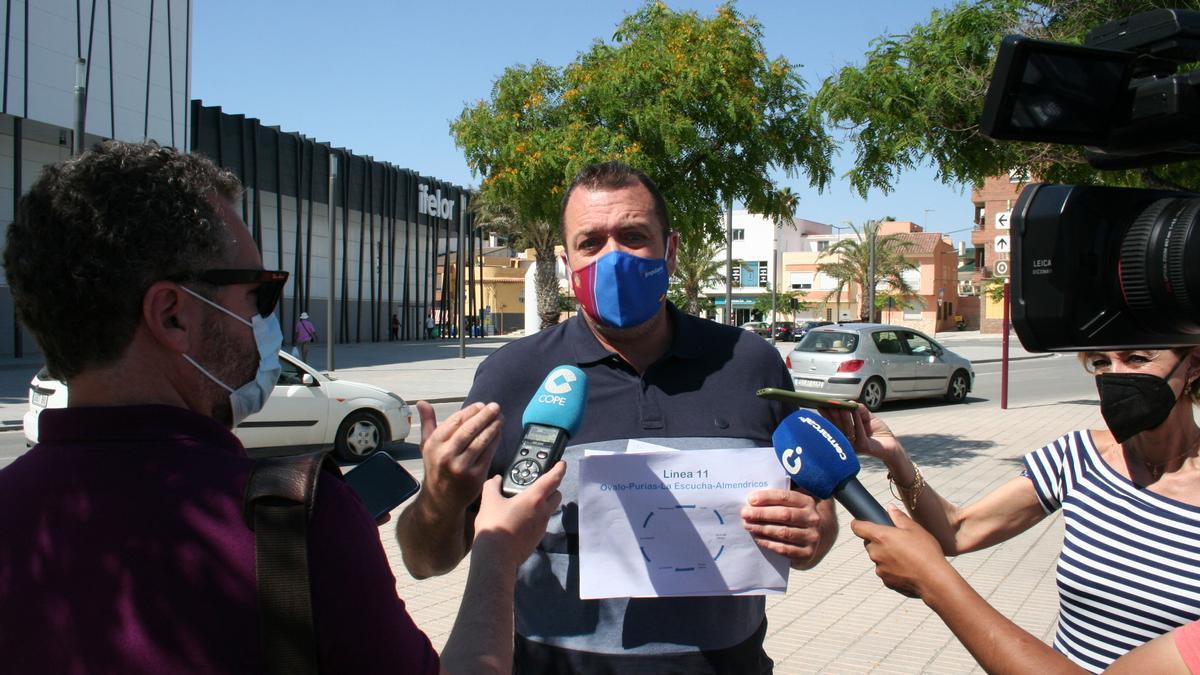 Juan Miguel Bayonas reclamando, esta mañana, la nueva línea de bus.