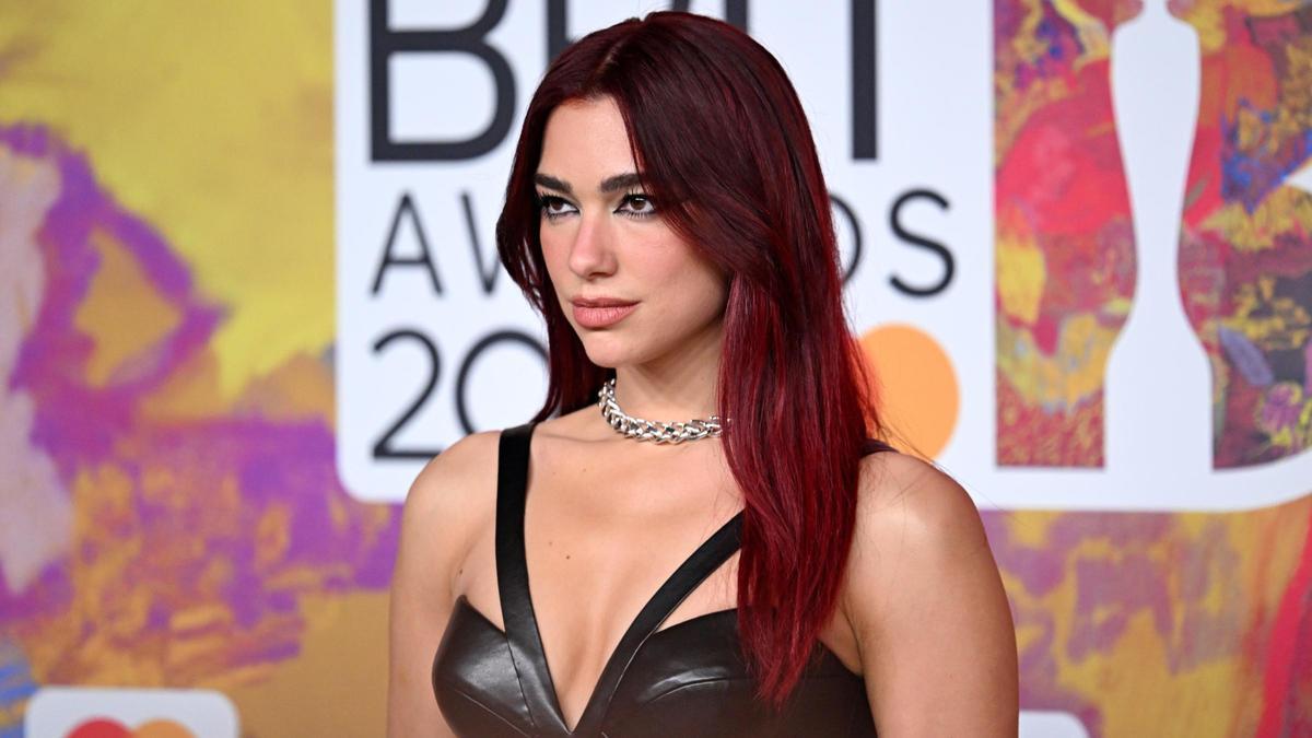 Las estrellas de la música británica brillan en la alfombra roja de los Brit Awards 2024