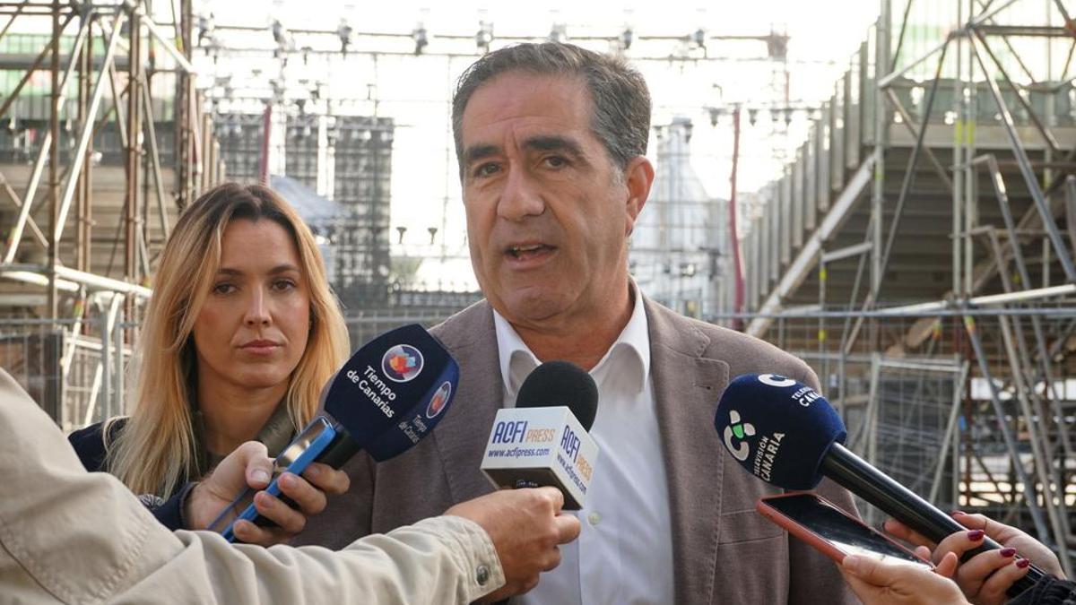 Francis Candil y María Fernández ofrecen declaraciones a los medios en el parque Santa Catalina.