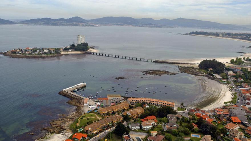 Vista aérea de Toralla, donde quedó la embarcación a la deriva (archivo) // Marta G. Brea