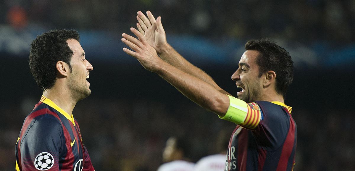 Busquets felicitado por Xavi tras anotar en el partido de ’Champions’ contra el Milan en el Camp Nou, en noviembre de 2013.