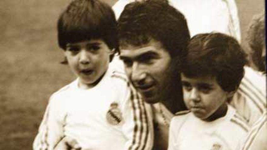 Juanito, con sus hijos Juan David y Joaquín Roberto en un partido del Real Madrid.