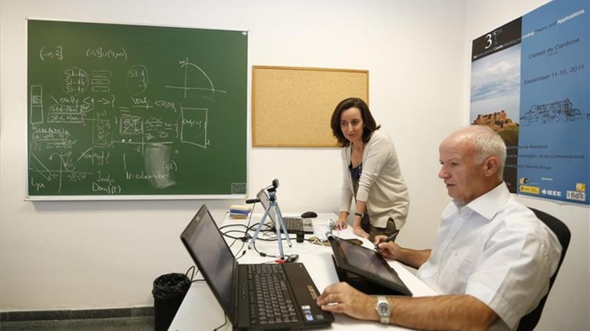 Jaume Pujol y Mercè Villanueva supervisan el MOOC de cálculo de la UAB.