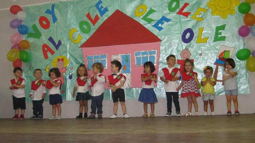 Los niños de la escuela de Bimenes, durante la celebración.