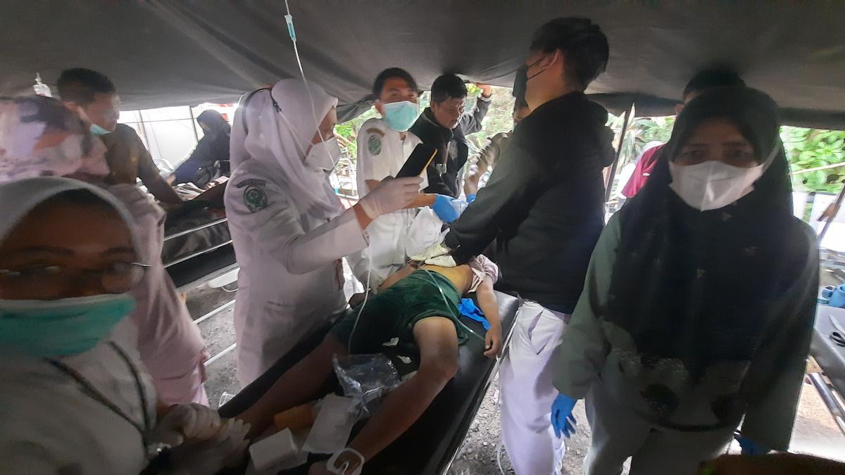 Cipanas (Indonesia), 21/11/2022.- A victim of the earthquake receives treatment at a hospital in Cipanas, West Java, Indonesia, 21 November 2022. According to Indonesia’s meteorology agency (BMGK) a 5.6 magnitude quake hit southwest of Cianjur, West Java. (Terremoto/sismo) EFE/EPA/ADI WEDA