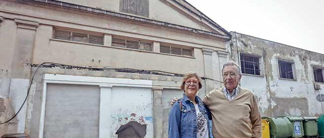 Mari Carmen Fonoyet y Toni Quetglas, ante la fachada del Cinema Iris, abandonado desde hace años.