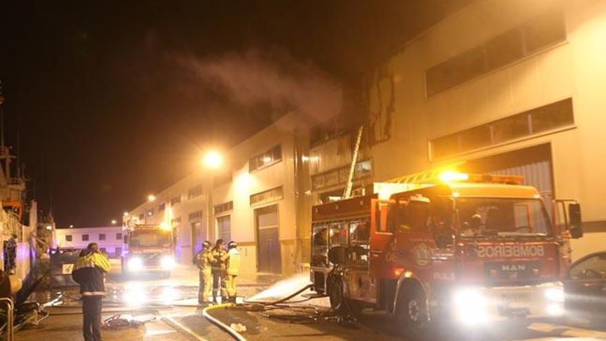 Los bomberos sofocando el incendio. // Nick