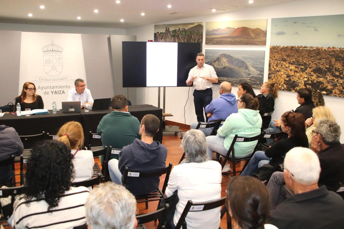 Reunión de técnicos y el alcalde de Yaiza, Óscar Noda, con los vecinos de Uga, sobre el muro de la familia Acuña en el recinto ferial de Uga