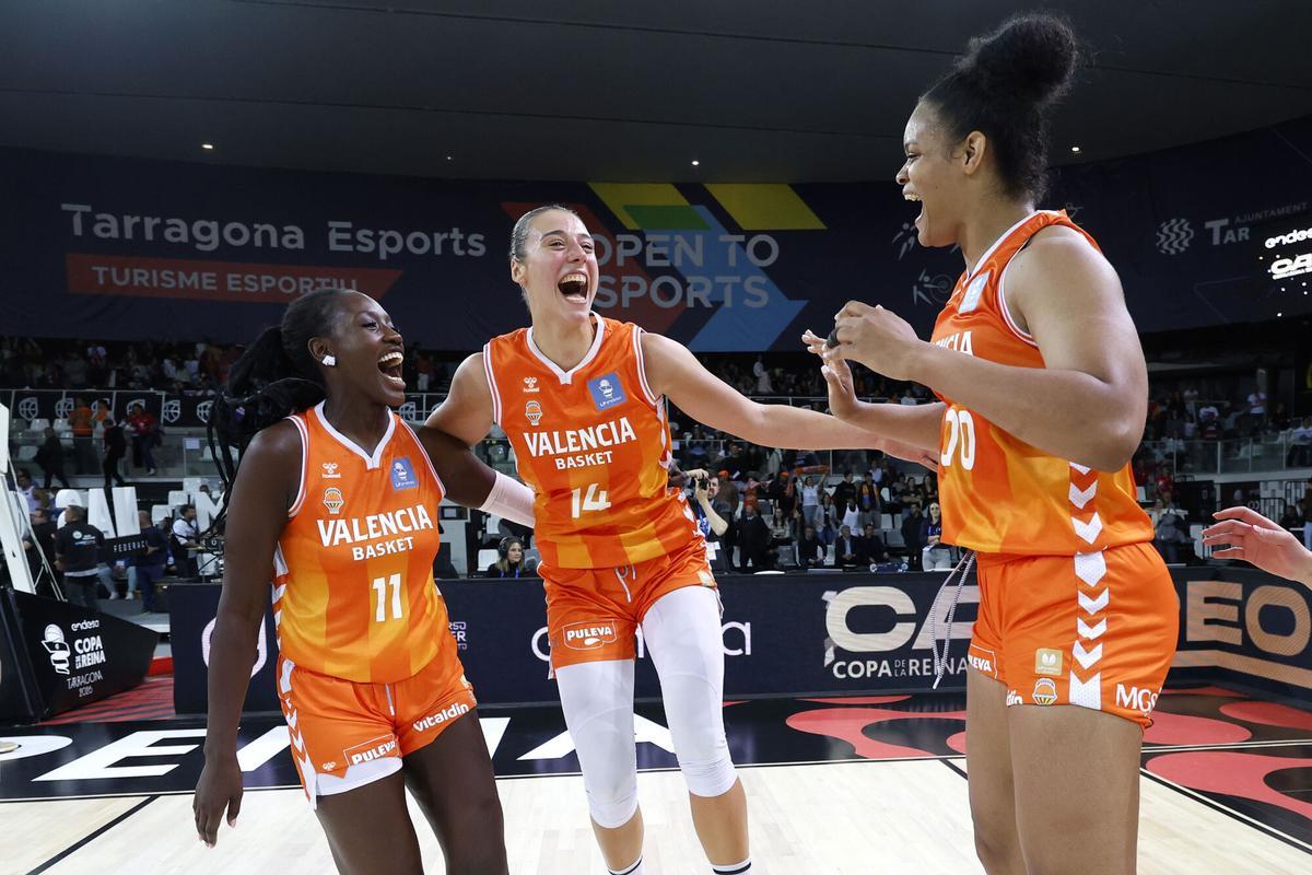 TARRAGONA, 29/03/2026.- Las jugadoras del Valencia Basket Awa Familión (i), Raquel Carrera (c) y la MVP del partido Khaalia Hillsman. celebran su victoria en la Copa de la Reina de baloncesto femenino tras vencer la final ante el Hozono Global Jairis, disputada este domingo en el Palau d’Esports de Tarragona. EFE/Miguel Ángel Polo