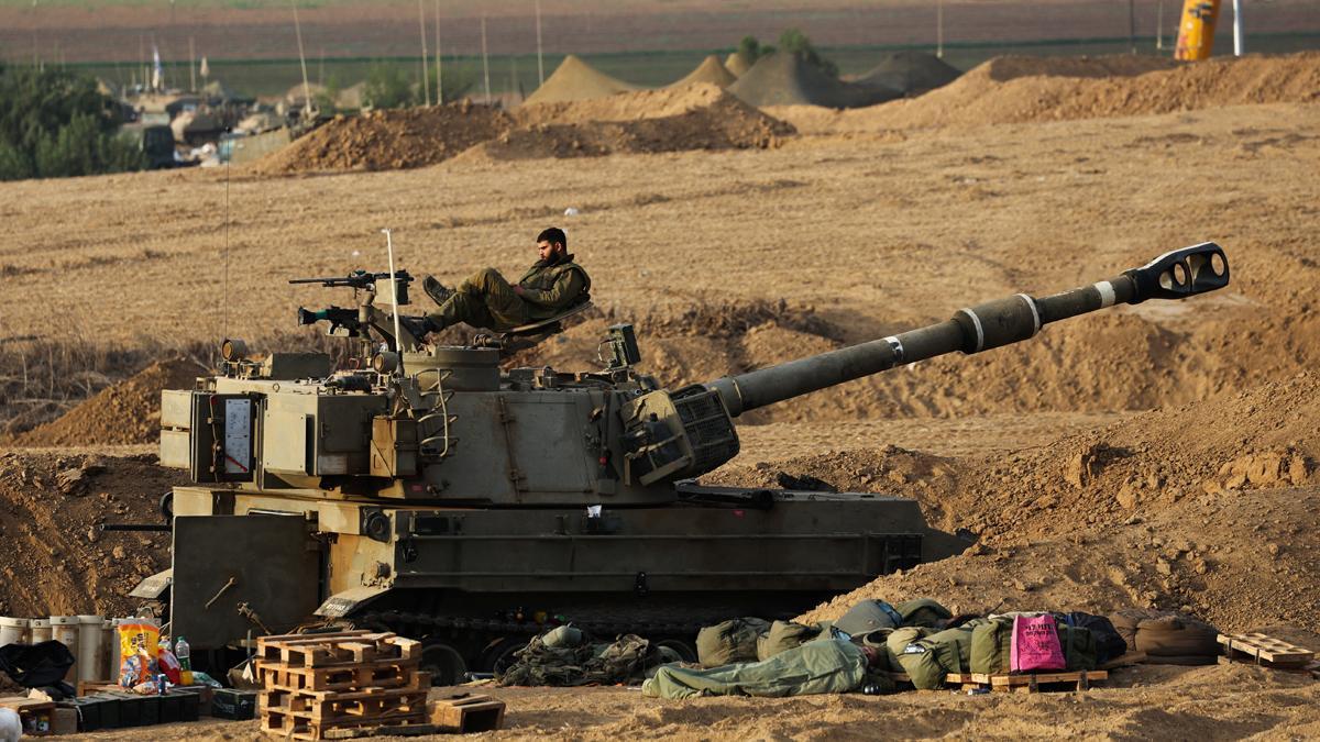 Un soldado israelí en un vehículo armado cerca de la frontera de Israel con la franja de Gaza