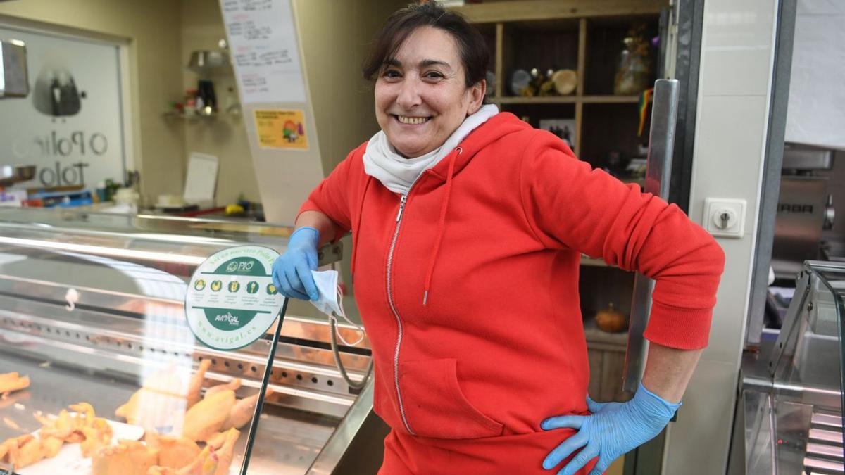 Luisa Mosquera, ayer, en su puesto del mercado de San Agustín.   | // CARLOS PARDELLAS 