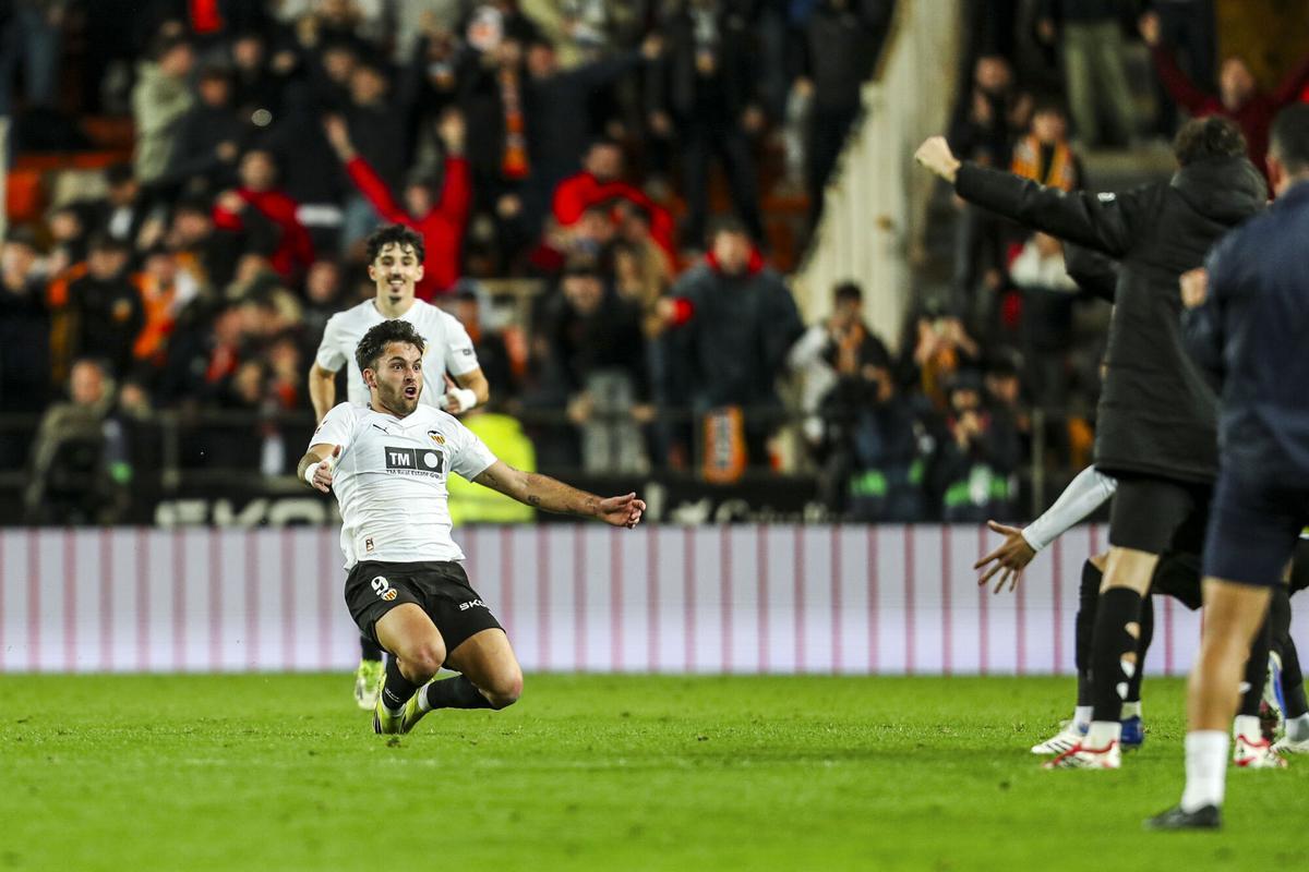 Hugo Duro of Valencia CF celebrates a goal during the Spanish league, LaLiga EA Sports, football match played between Valencia CF and Deportivo Alaves at Mestalla stadium on March 8, 2026, in Valencia, Spain. AFP7 08/03/2026 ONLY FOR USE IN SPAIN. Ivan Terron / AFP7 / Europa Press;2026;Soccer;Sport;ZSOCCER;ZSPORT;Valencia CF V Deportivo Alaves - LaLiga EA Sports