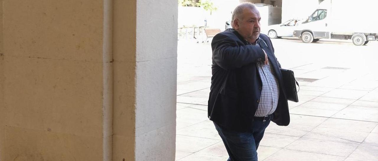 El expresidente de los Graduados Sociales, Francisco Javier Méndez Jara, a su llegada a la Audiencia este lunes.