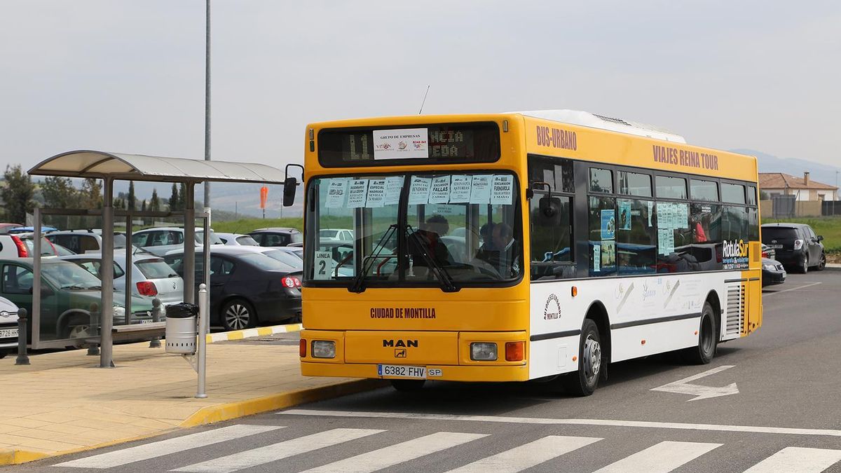 El autobús urbano de Montilla también presta servicio a las personas que acuden al hospital comarcal de La Retamosa.