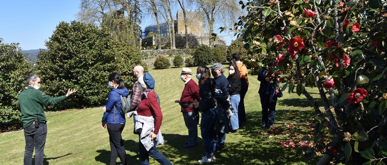 El grupo de visitantes, ayer, durante el recorrido por los jardines del castillo de Soutomaior. / A.P.