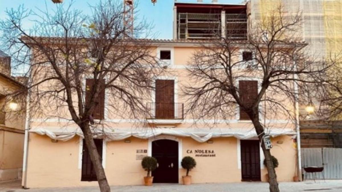 Edificio de Ca n'Olesa, ubicado en la Plaça Major de Pollença, ha sido propuesto para engrosar el catálogo patrimonial.