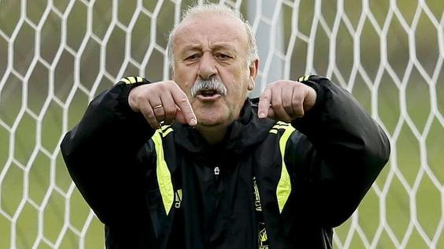 Del Bosque da instrucciones a sus jugadores durante un entrenamiento en Curitiba.