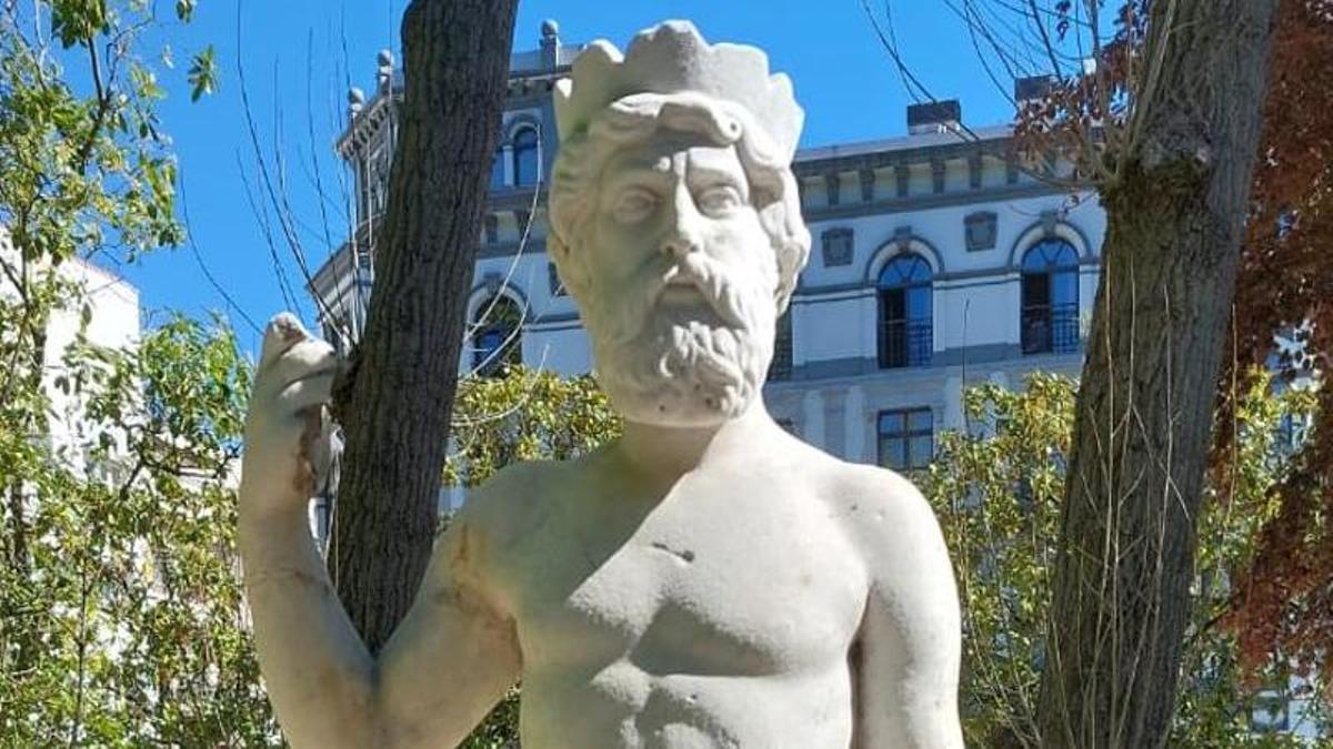 La estatua de &quot;Neptuno&quot; sin el tridente.