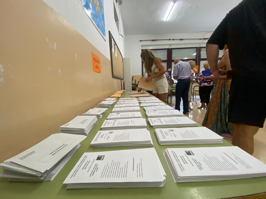 23 J en Elche: masiva asistencia al arranque de las votaciones