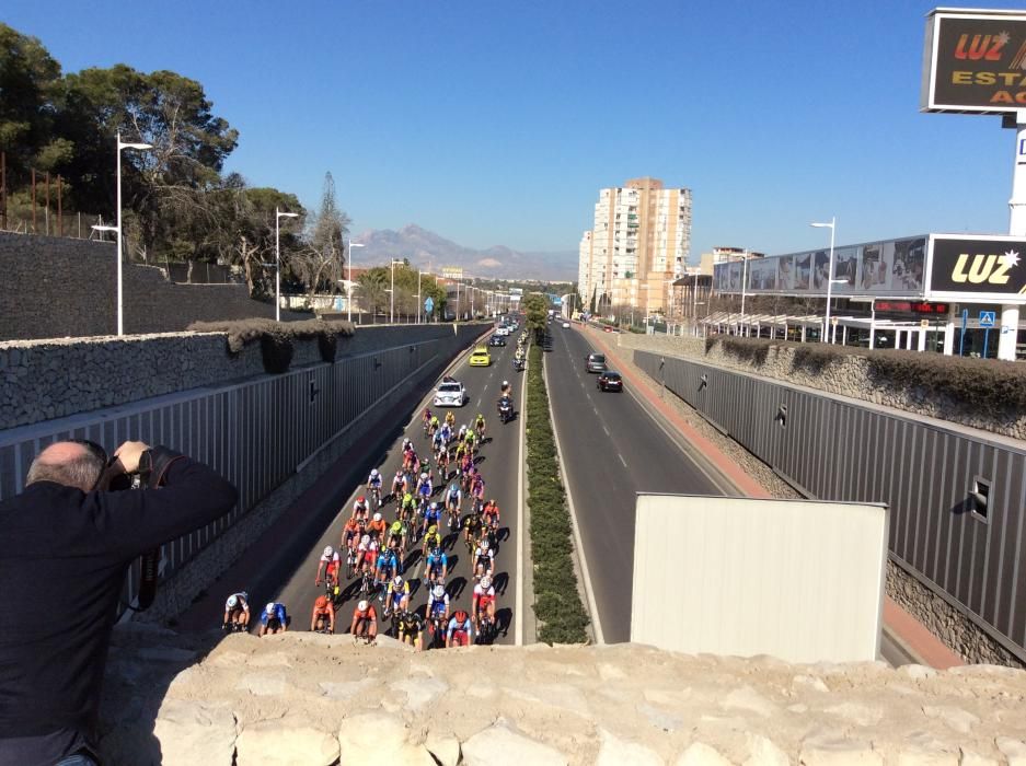 El pelotón ha recorrido las calles del centro de la ciudad