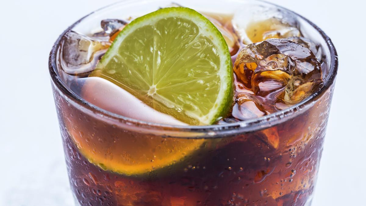 Trucos de limpieza | La Coca-Cola y el limón son perfectos para limpiar el horno