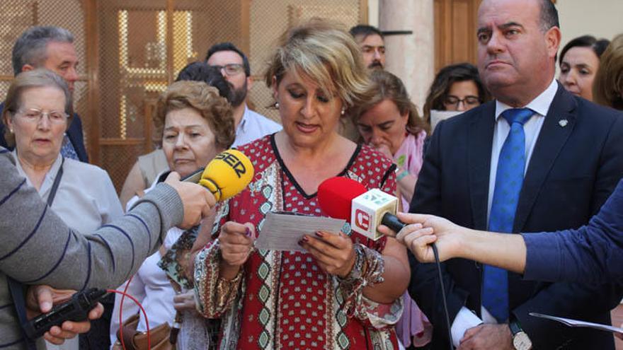 Remedios Valencia y Manuel Barón, en el Ayuntamiento de Antequera.