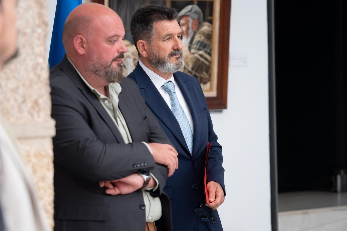 Visitantes y autoridades recorren en la Asamblea de Extremadura la exposición "Mi tierra, mis gentes", del pintor emeritense Francisco Miranda.