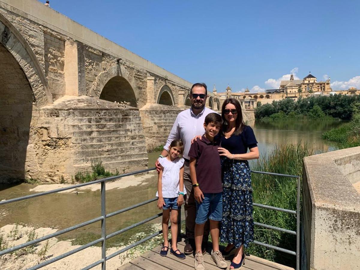 Paula, junto a sus padres y hermanos, en Córdoba, la ciudad que la ha visto renacer dos veces, a pesar de su corta edad.