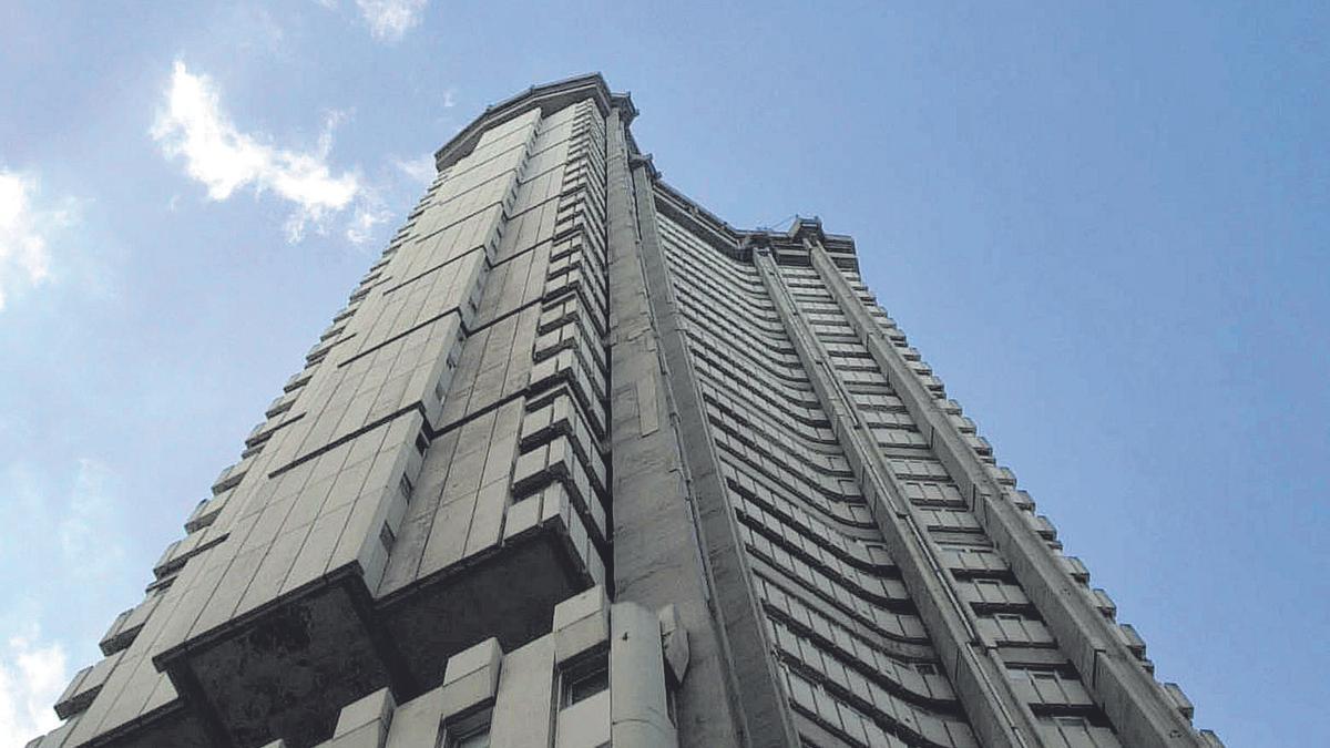 Plano contrapicado de la Torre Hercón, ejemplo de "ciudad vertical"