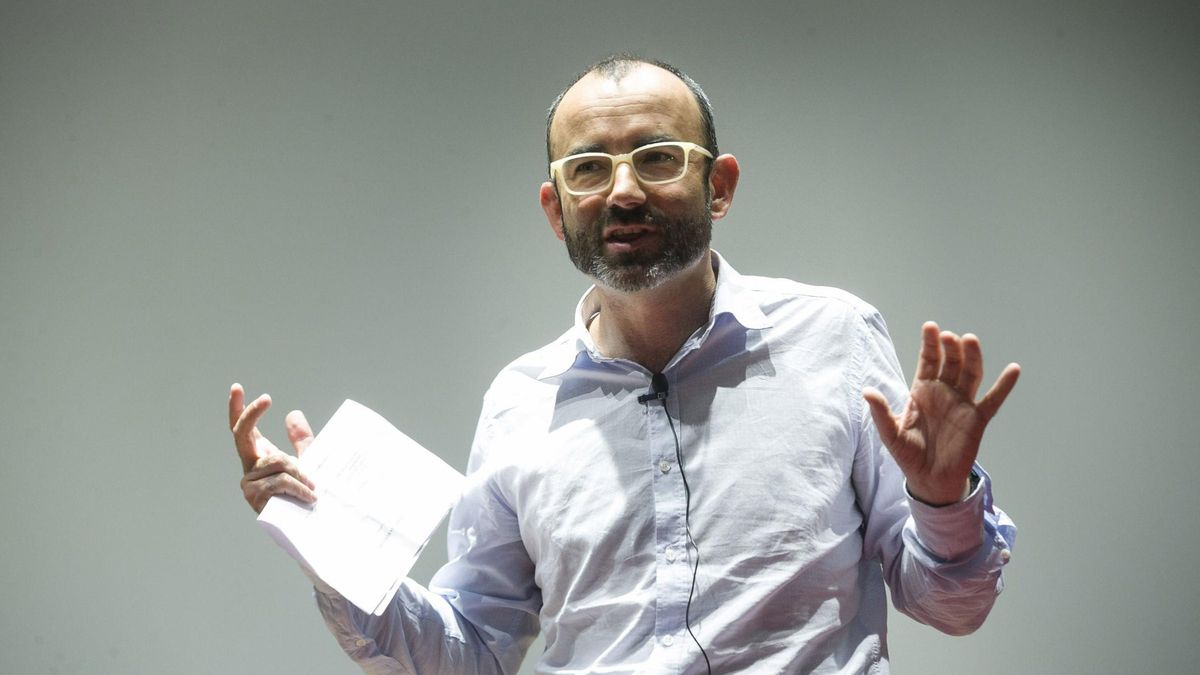 Rafael Santandreu en el club de prensa asturiana.