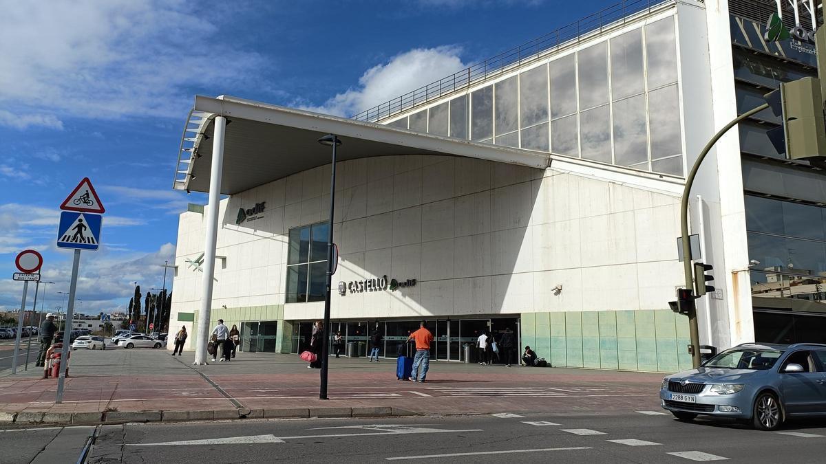 Exterior de la estación de tren de Castelló.