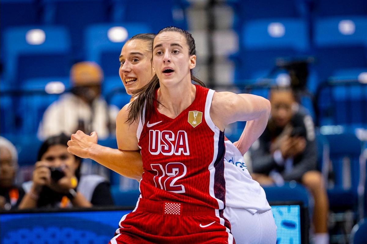 Raquel Carrera pugna ante la gran estrella del baloncesto estadounidense, Caitlin Clark.