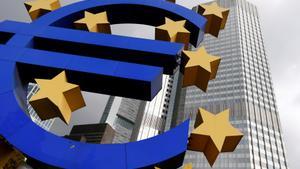 Escultura con el símbolo del euro en la sede del BCE en Frankfurt.