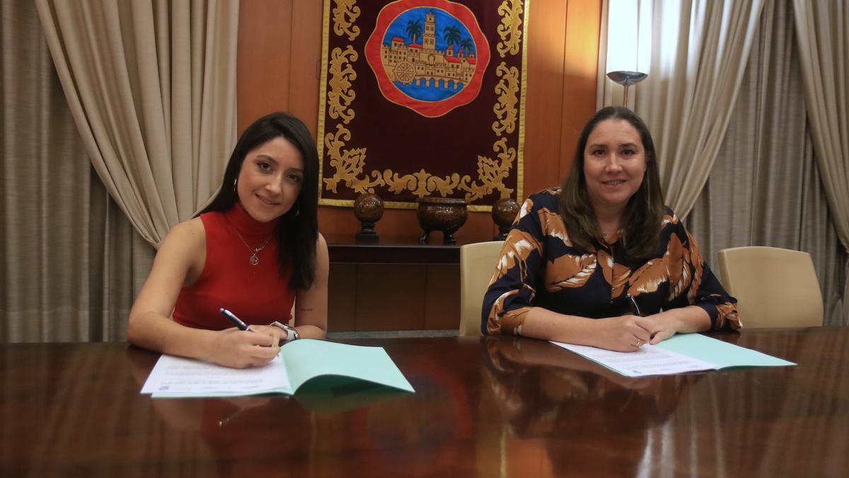 Cintia Bustos (i) y Mª Luisa Gómez Calero este jueves durante la firma del convenio de colaboración