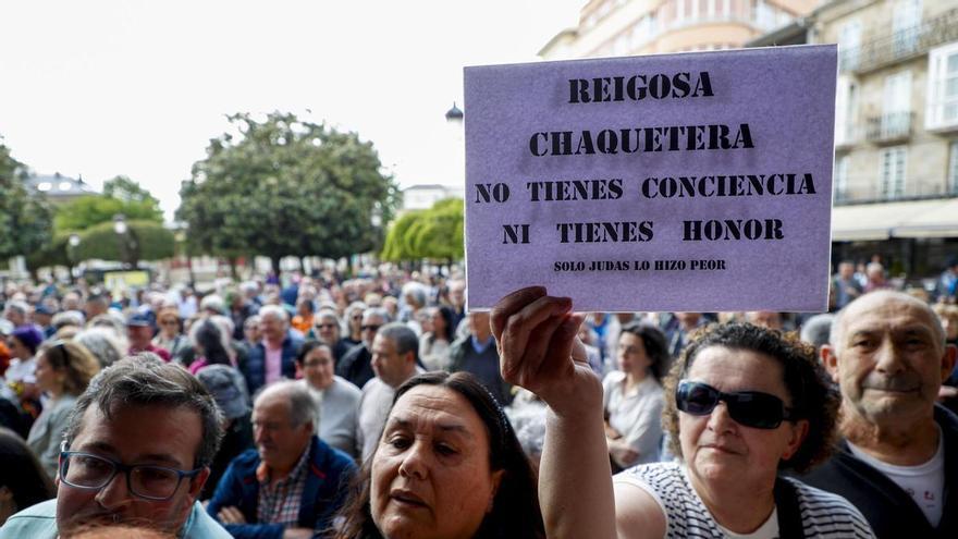 Lugo, entre protestas y aplausos: el PP defiende su «obligación de gobernar» y pide frenar el «odio» mientras crece la contestación a su moción