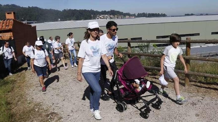 Participantes en la caminata en el entorno del hospital. // R. Grobas