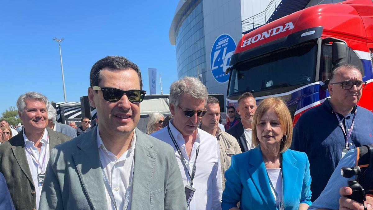 Moreno Bonilla, con gafas y chaqueta, en el Padock de MotoGP, donde ha realizado las declaraciones.