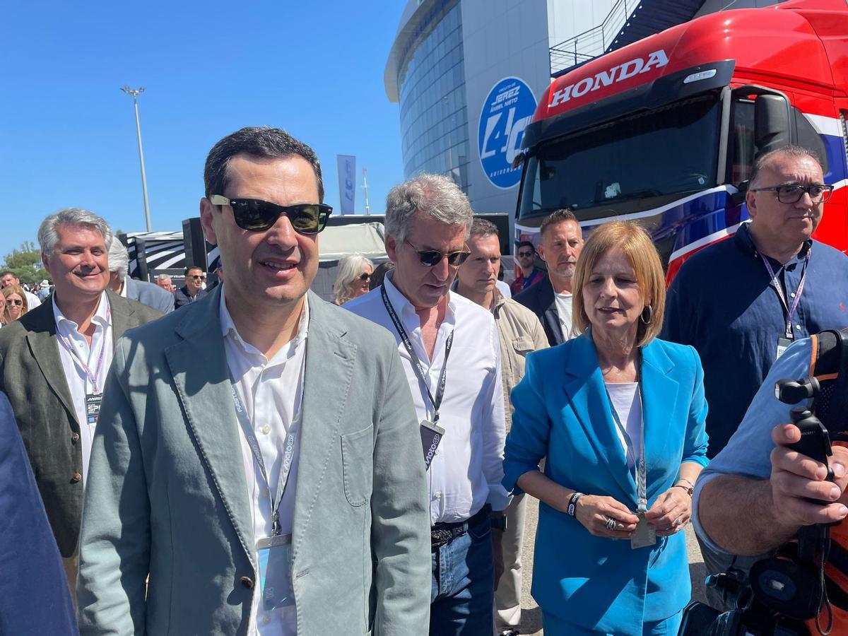 Moreno Bonilla, con gafas y chaqueta, en el Padock de MotoGP, donde ha realizado las declaraciones.