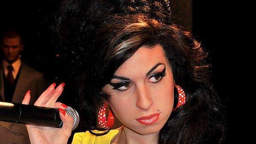 Figura de cera de la cantante británica Amy Winehouse presentada en el Madame Tussauds de Londres (Inglaterra), el 23 de julio de 2008. Los padres de la artista, Mitch y Janis Winehouse, asistieron al evento