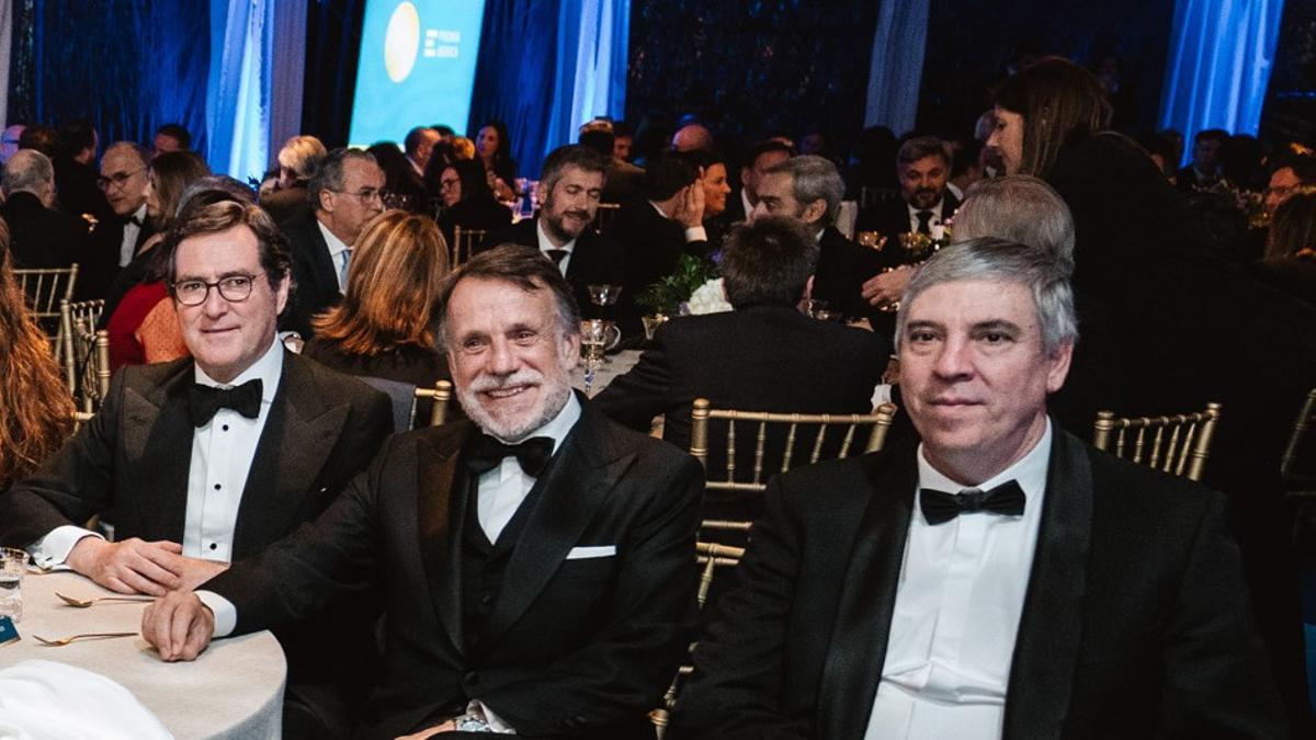 Antonio Garamendi, presidente de la CEOE; José Creuheras, presidente de Planeta y Atresmedia, y José Vicente de los Mozos, presidente de Ifema y consejero delegado de Indra.