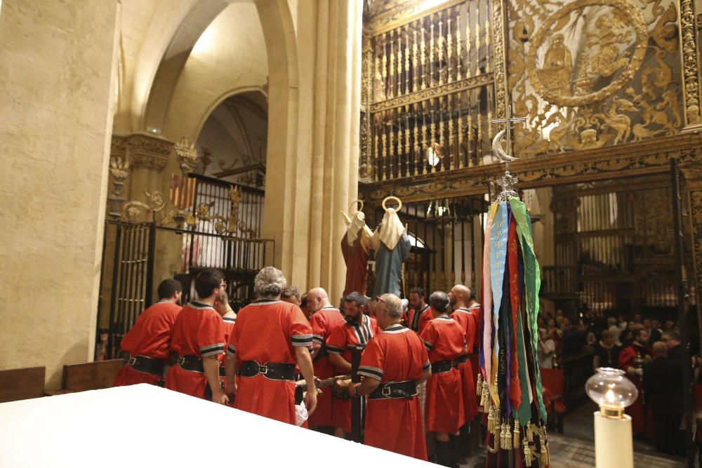 Desfile de abanderadas, ofrenda floral y procesión